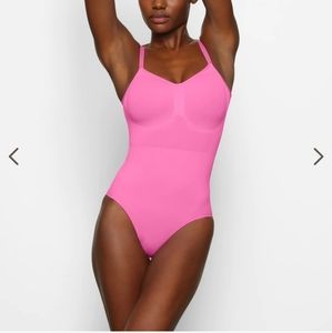 SKIMS SCULPTING BODYSUIT W. SNAPS